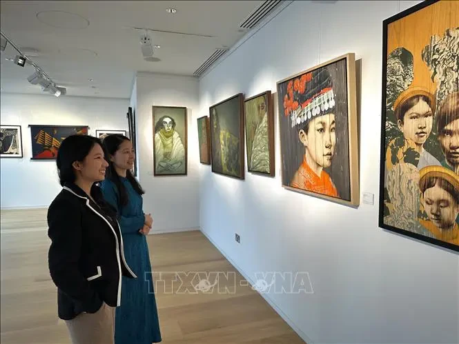 La galería de arte vietnamita Thang Long presenta en la casa de subastas Bonhams una exposición titulada "Una mirada a Vietnam" (Fuente:VNA)