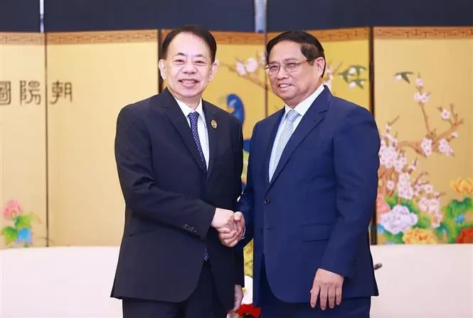 El primer ministro de Vietnam, Pham Minh Chinh (derecha), sostuvo una reunión con el presidente del Banco Asiático de Desarrollo (BAD), Masatsugu Asakawa (Fuente: VNA)