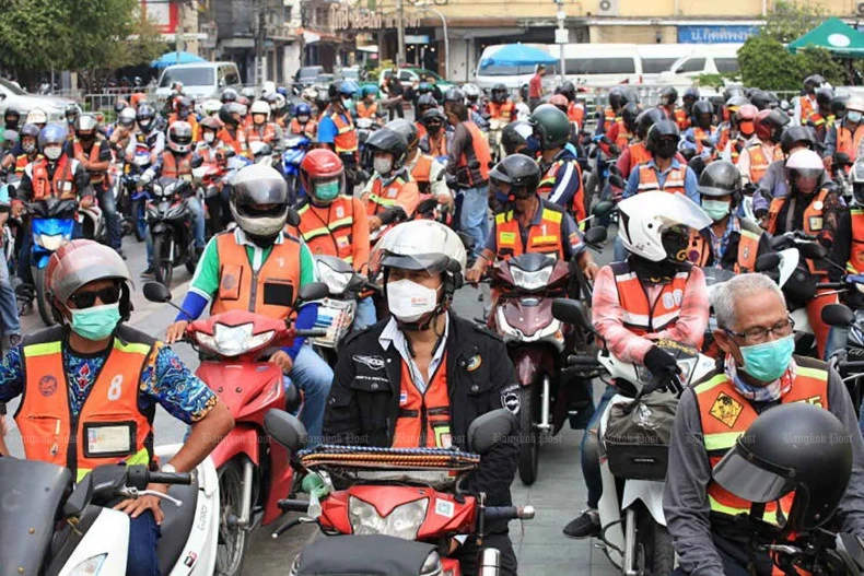 Los mototaxis desfilaron frente al Ayuntamiento de Bangkok en marzo del año pasado para alentar a los pasajeros a usar cascos. (Fuente: bangkokpost)