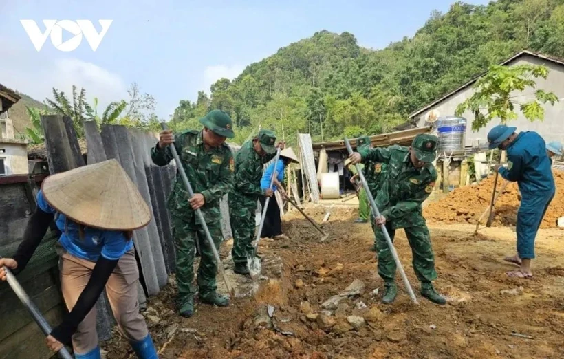 Soldados del puesto fronterizo de Po Ma y las autoridades locales apoyan a una familia desfavorecida en la construcción de una nueva casa. (Fuente: vov.vn)