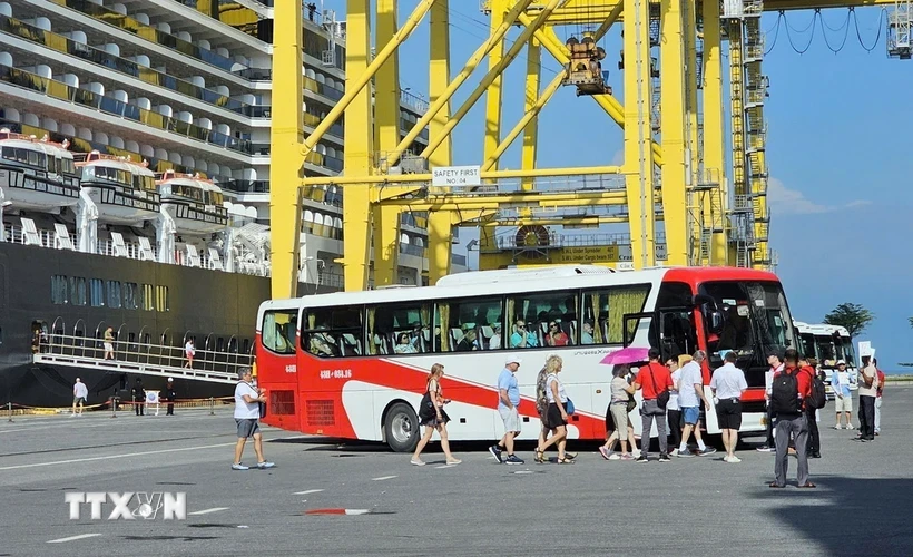 Casi dos mil vacacionistas extranjeros arribaron al puerto de Tien Sa, en la ciudad costera vietnamita de Da Nang (Fuente: VNA)