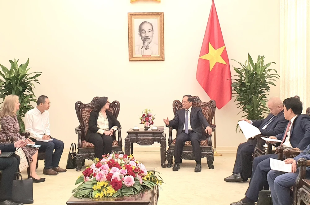 El viceprimer ministro y canciller vietnamita, Bui Thanh Son (derecha), recibió a la vicepresidenta del Banco Mundial (BM) para Asia Oriental y el Pacífico, Manuela V.Ferro (Fuente: VNA)