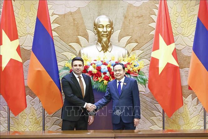 El presidente de la Asamblea Nacional de Armenia, Alen Simonyan (izquierda) y su par vietnamita Tran Thanh Man (Fuente: VNA)