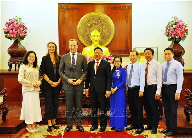 El vicepresidente del Comité Popular de la ciudad vietnamita de Can Tho, Nguyen Thuc Hien, recibió a Daniel Stork, cónsul general de los Países Bajos en Ciudad Ho Chi Minh (Fuente: VNA)