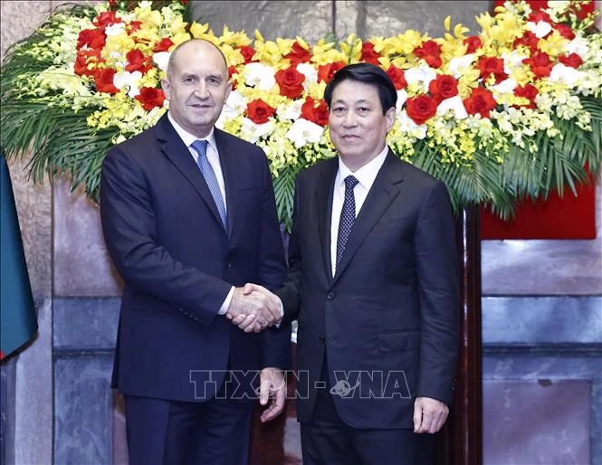 El presidente de Vietnam, Luong Cuong (derecha), y su par búlgaro Rumen Radev (Fuente: VNA)