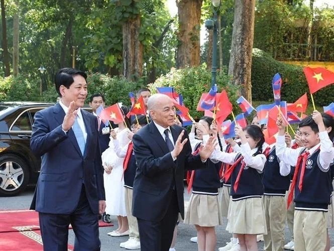 El presidente de Vietnam, Luong Cuong, preside la ceremonia de bienvenida al rey de Camboya, Preah Bat Samdech Preah Boromneat Norodom Sihamoni, quien realiza una visita de Estado del 28 al 29 del presente mes (Fuente: VNA)