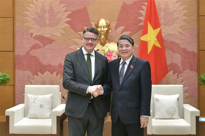 El vicetitular de la Asamblea Nacional de Vietnam, Nguyen Duc Hai (derecha), recibe al ministro-presidente del estado alemán de Hesse, Boris Rhein (Fuente: VNA)