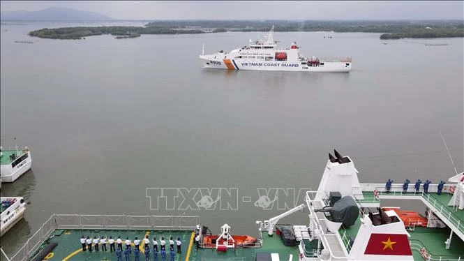 El Comando de la Región 3 de la Guardia Costera de Vietnam celebra una ceremonia de despedida para el buque CSB 8005 que transporta una delegación de trabajo a la India (Fuente: VNA)