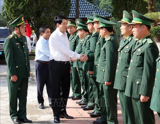 El presidente de Vietnam, Luong Cuong, al frente de una delegación, visita y entrega regalos a oficiales y soldados de la estación de guardia fronteriza de Bat Mot (Fuente: VNA)