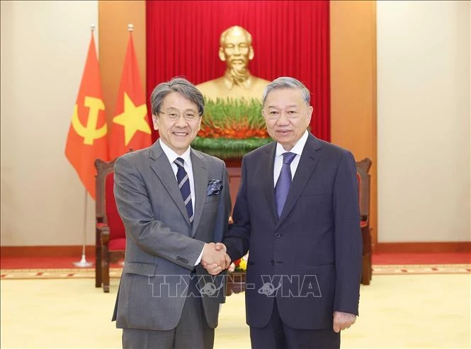 El secretario general del Partido Comunista de Vietnam, To Lam (derecha), recibe al presidente de la Junta Directiva del Banco Japonés para la Cooperación Internacional (JBIC), Maeda Tadashi (Fuente: VNA)