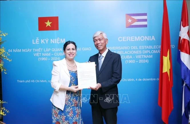 La cónsul general cubana, Ariadne Feo Labrada, y el vicepresidente del Comité Popular de Ciudad Ho Chi Minh, Vo Van Hoan (Fuente: VNA)