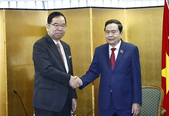 El presidente de la Asamblea Nacional de Vietnam, Tran Thanh Man (derecha), dialoga con el titular del Presídium del Comité Central del Partido Comunista de Japón (PCP), Shii Kazuo (Fuente: VNA)