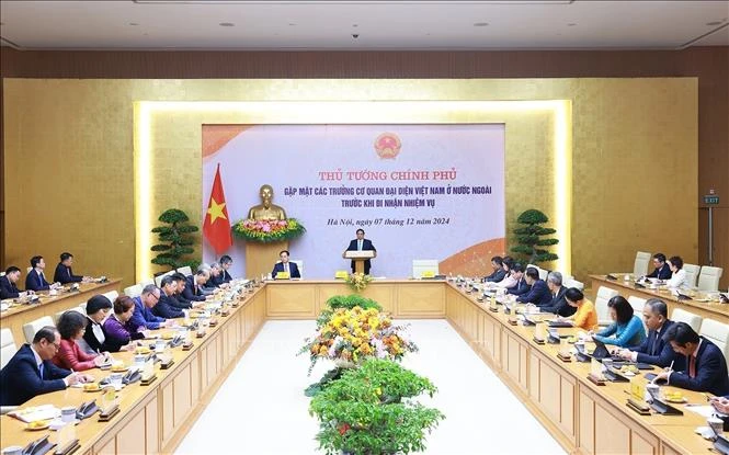 El primer ministro Pham Minh Chinh se reúne con embajadores y jefes de agencias representativas de Vietnam en el extranjero antes de que asuman sus nuevas funciones (Fuente: VNA)