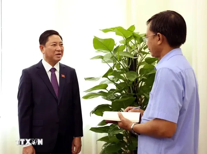 El presidente del Comité Popular de Ninh Thuan, Tran Quoc Nam, responde a las preguntas de reporteros de la VNA (Fuente: VNA)