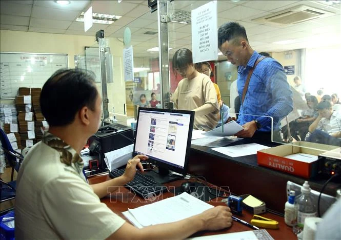 Realizan procedimientos para establecer nueva empresa en la Oficina de Registro de Empresas en Hanoi (Fuente: VNA)