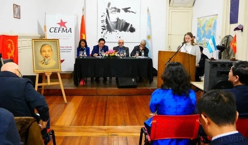 Seminario “Ho Chi Minh y las relaciones Vietnam-América Latina” fue organizado conjuntamente por la Comisión de Asuntos Exteriores del Comité Central del Partido, la Embajada de Vietnam en Argentina y el Partido Comunista de Argentina, el 22 de agosto de 2024. (Foto: VNA)