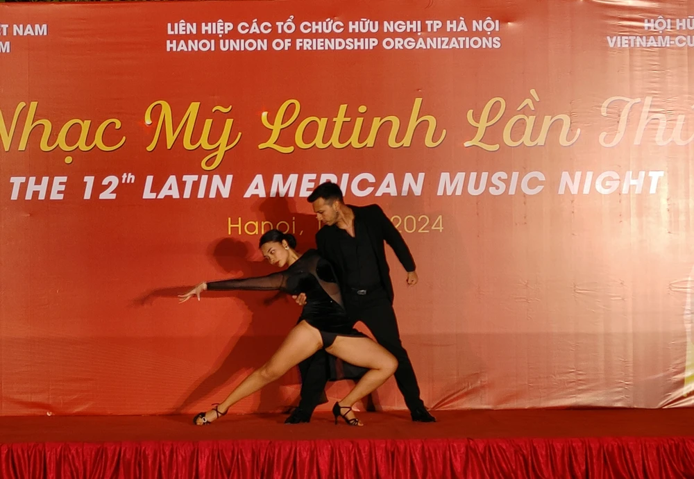 La Unión de Organizaciones de Amistad de Hanoi (UOAH), en colaboración con la Asociación de Amistad Vietnam-Cuba en esta capital, celebró la víspera la 12 edición de la Noche de Música Latina (Fuente: VNA)