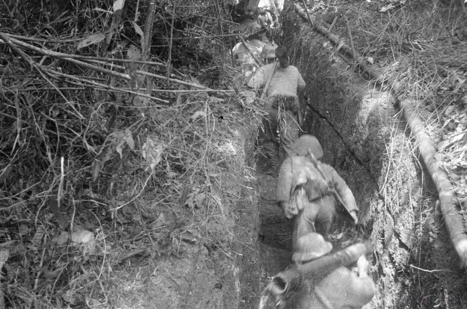 Au cours de la première offensive le 13 mars 1954, les soldats Viêt Minh progressent dans des tranchées pour attaquer et anéantir le centre de résistance Him Lam (Béatrice). Photo : VNA