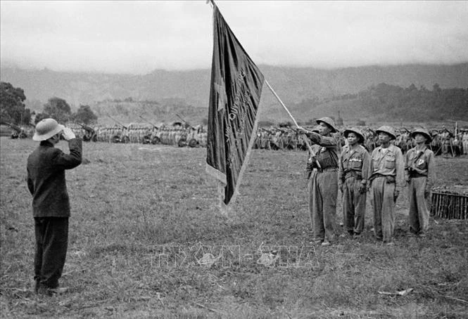 Le général Vo Nguyen Giap a remis le drapeau du président Ho Chi Minh “ Détermination à combattre - Détermination à vaincre” aux unités. Photo d'archives: VNA