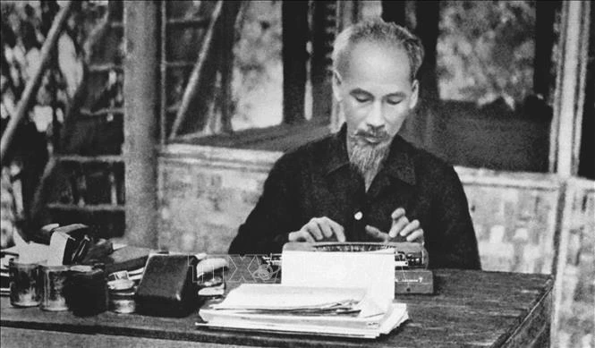 Le président Hô Chi Minh travaille dans le Viêt Bac pendant la guerre de résistance contre les Français. Photo d'archive: VNA