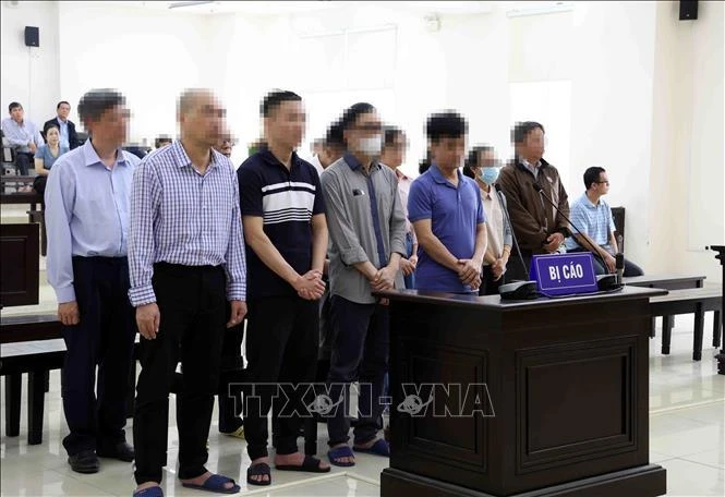 Les accusés écoutent le verdict dans le procès de l’affaire de Viêt A, devant le Tribunal populaire supérieur de Hanoi, le 17 mai. Photo : VNA