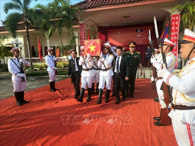 Cérémonie de rapatriement des restes de 12 martyrs, soldats volontaires et d'experts vietnamiens qui sont tombés dans deux provinces lao de Salavan et Sekong. Photo: VNA