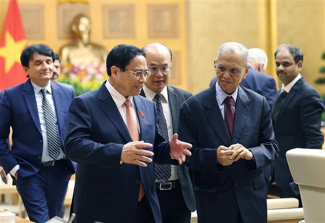 Le Premier ministre Pham Minh Chinh (à gauche, premier plan) recevant l’ancien président et cofondateur du groupe prestataire indien de services en informatique Infosys, Nagavara Ramaroa Narayana Murthy, à Hanoi, le 20 mai. Photo: VNA