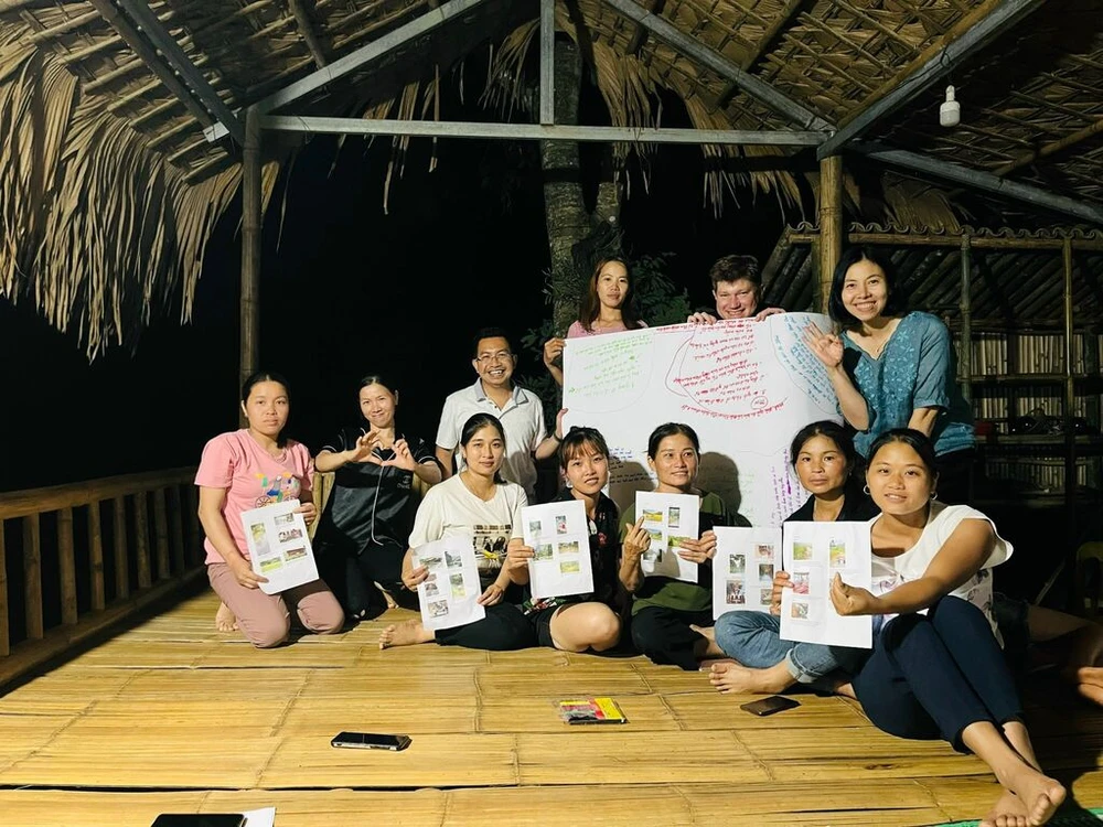 Dinh Thi Huyên (chemise bleue) accompagne les paysans dans un cours d’étude de la culture autochtone au service des touristes séjournant au “Village d’héritage agricole” dans le village de Buot. Photo : CVN