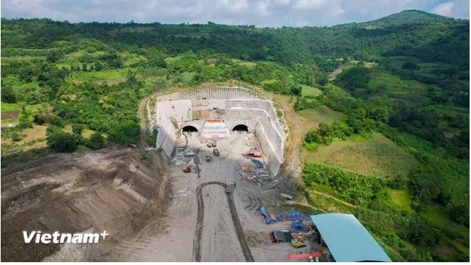 Chantier de construction du tunnel Tuy An, qui fait partie du projet de l’autoroute Nord-Sud à l’est. Photo : VietnamPlus