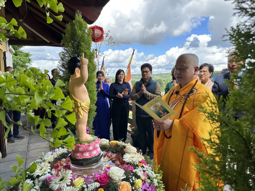 Bhikshu Thich Tâm Huy préside le rituel du bain de Bouddha - symbole de la purification intérieure - considéré comme un moyen de se laver de ses péchés et favorisant l’harmonie et l’illumination. Photo : VNA