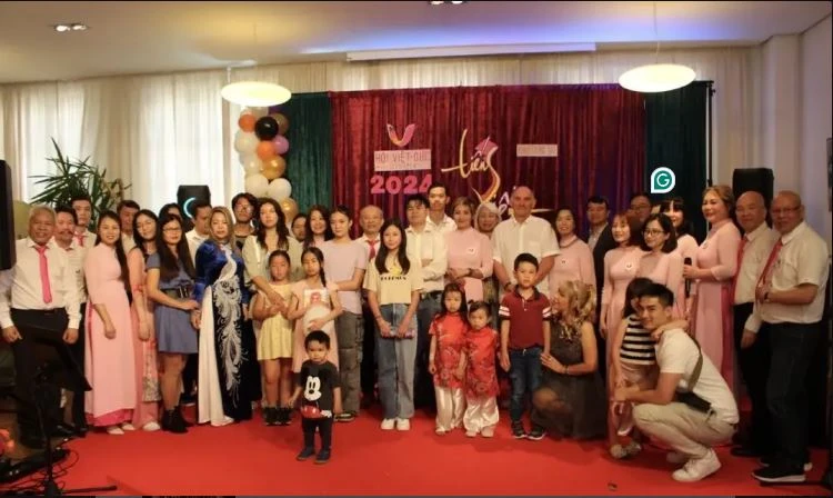 Le membre du conseil municipal d’Augsbourg, Gregor Lang (7e à partie de la droite, deuxième rang) avec les élèves et leurs parents posent pour une photo de groupe. Photo : VNA