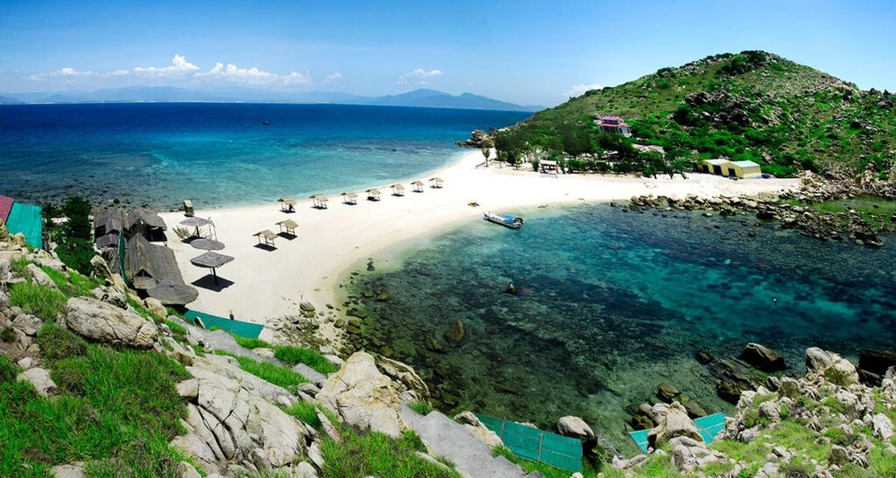 La plage de Nha Trang est dotée d'une eau bleue cristalline et d'un sable blanc. Photo : VNA