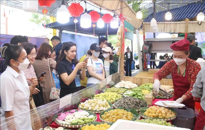 Le stand des gâteaux folkloriques de la région du Sud-Est attire la foule. Photo : VNA