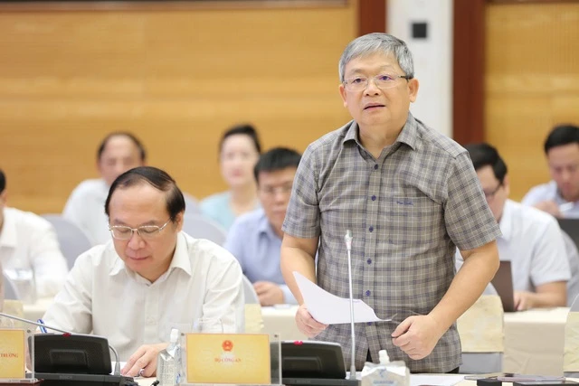 Le général de brigade Hoàng Anh Tuyên, chef adjoint du bureau du ministère de la Sécurité publique, lors de la conférence de presse régulière du gouvernement. Photo: VNA