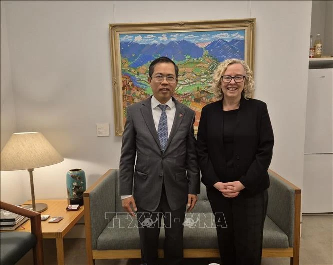 La vice-présidente de la Chambre des représentants autralienne Sharon Claydon (à droite) recevant l’ambassadeur du Vietnam en Australie, Pham Hung Tâm. Photo: VNA