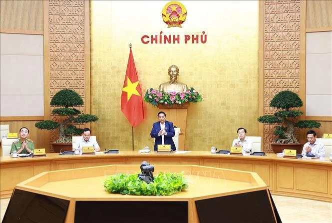 Le Premier ministre Pham Minh Chinh (au centre) préside la réunion régulière du gouvernement, à Hanoi, le 1er juin. Photo : VNA