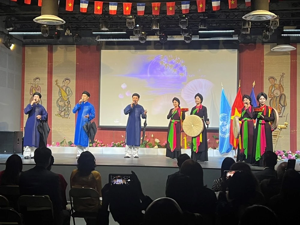 Présentation des chants populaires Quan ho de Bac Ninh lors de l’événement. Photo: VNA