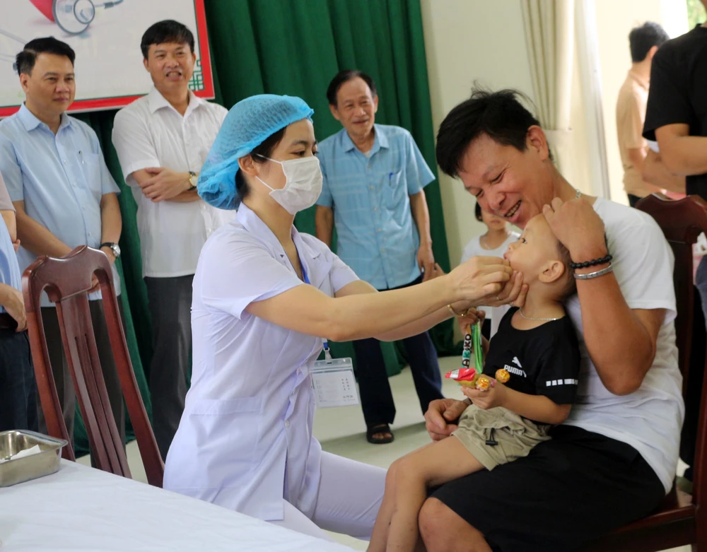 Supplémentation en vitamine A pour les enfants de 6 à 35 mois dans le quartier de Thanh Tuyên, ville de Phu Ly. Photo : VNA