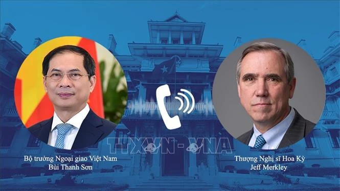 Le ministre des Affaires étrangères Bui Thanh Son (à gauche) et le sénateur américain Jeff Merkley. Photo : VNA