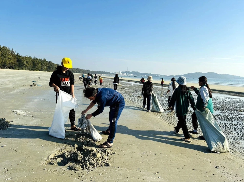 Les élèves sur l’île de Cô Tô participent à la collecte des déchets et au nettoyage de la plage. Photo : VNA