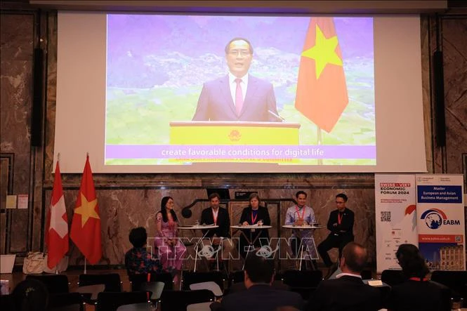 Duong Xuân Huyên, vice-président permanent du Comité populaire de la province de Lang Son, intervenant par visioconférence depuis le Vietnam. Photo : VNA