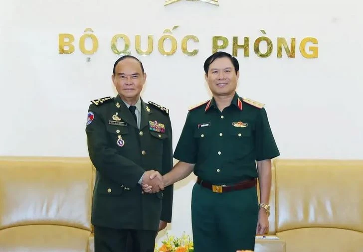 Le chef d’état-major général de l’Armée populaire du Vietnam et vice-ministre de la Défense Nguyên Tân Cuong (à droite) et le commandant en chef adjoint des Forces armées royales cambodgiennes et commandant de l’Armée royale cambodgienne, Mao Sophan. Photo : VNA