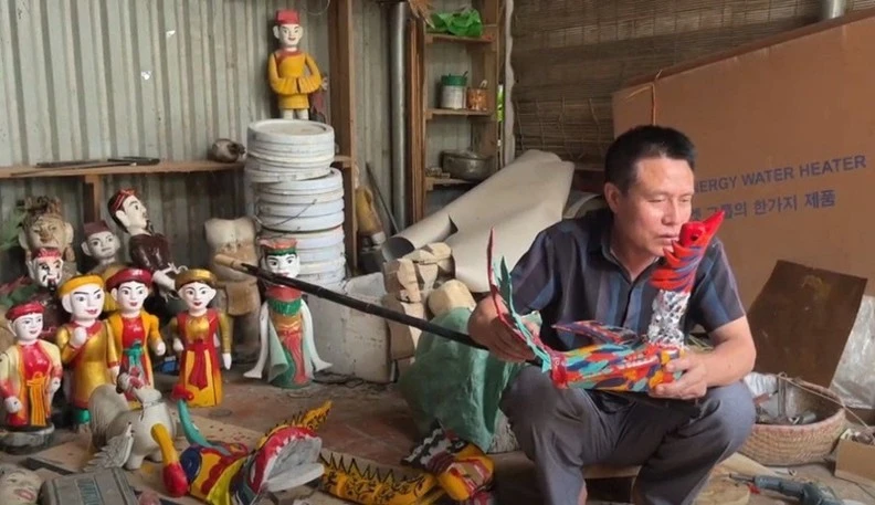 L’artisan Nguyên Van Phi partage que pour créer une bonne marionnette sur l’eau, la condition préalable est que l’artisan doit avoir une véritable passion. Photo : VNA