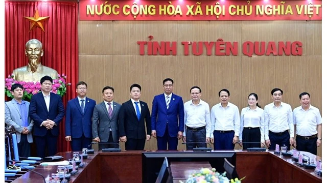 Les autorités de la province de Tuyên Quang et les membres de la délégation du groupe Tata Daewoo lors de leur rencontre. Photo : baodautu.vn