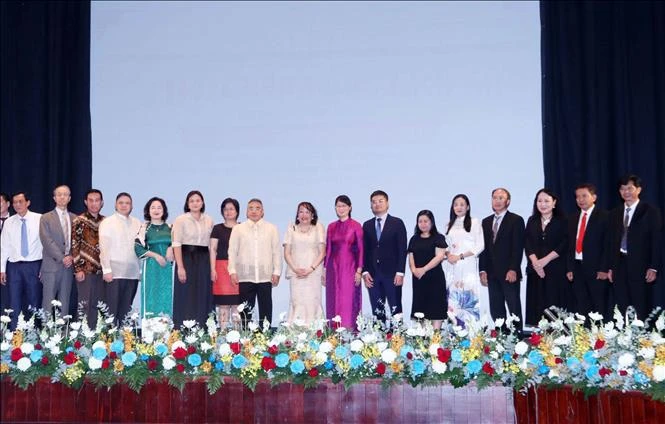 La vice-présidente du Comité populaire de Hô Chi Minh-Ville, Trân Thi Diêu Thuy (8e à partir de la droite), l’ambassadeur des Philippines Meynardo Montealegre (8e à partir de la gauche), la consule générale honoraire Lê Thi Phung (au centre) et d’autres délégués présents à l’événement. Photo : VNA