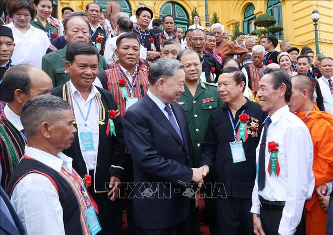 Le président Tô Lâm (centre) lors de sa rencontre avec une bonne centaine de personnalités issues des minorités ethniques, des zones frontalières et insulaires, à Hanoi, le 14 juin. Photo : VNA