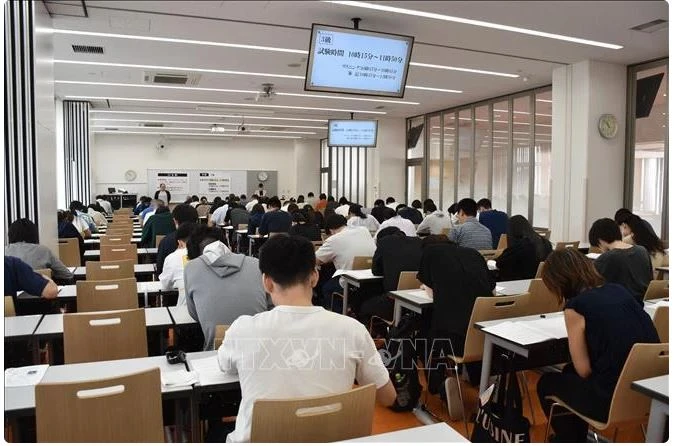 Les candidats japonais planchent sur le 7e test de compétence en langue vietnamienne, à Tokyo, le 16 juin à Tokyo. Photo : VNA