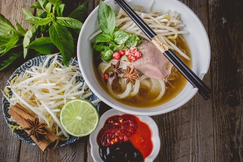 La soupe de nouilles réconfortante dénommée phở est connue dans le monde entier comme l’un des meilleurs plats vietnamiens. Photo : celebritycruises