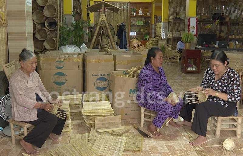 La directrice de la coopérative Thuy Tuyêt, Truong Thi Bach Thuy (assise à droite) reste attachée à la vannerie de Phu Tân. Photo: soctrang.dcs.vn