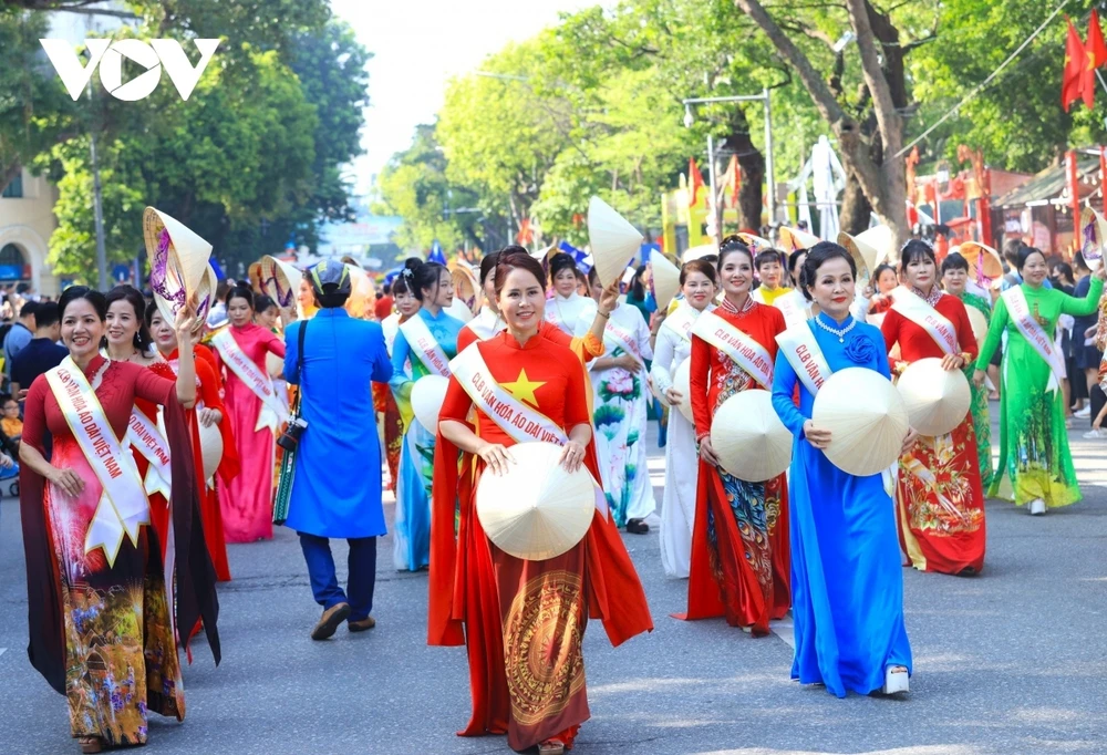 Défilé d'áo dài dans le cadre du Carnaval d'automne de Hanoi 2023. Photo : VOV 